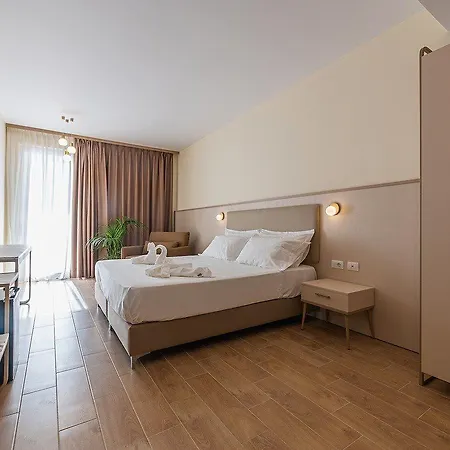 Fllad And 4* Golem (Tirana)